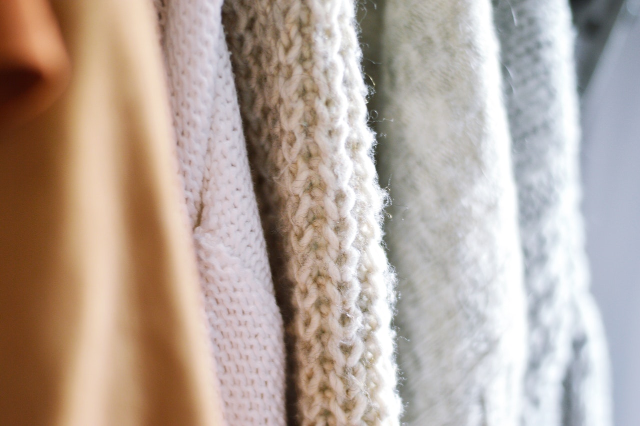 Markowe swetry męskie – na jakie fasony warto postawić?